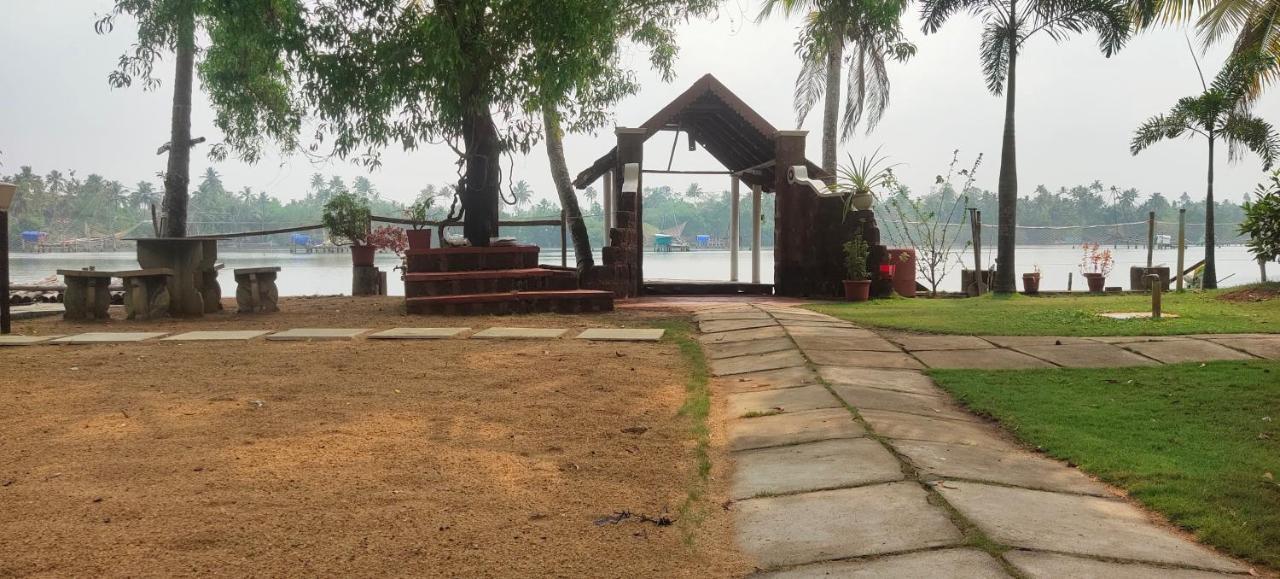 Ambadi'S Villa -Lake View Resort Pallipuram 외부 사진