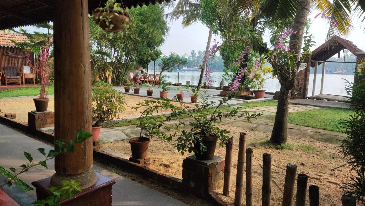 Ambadi'S Villa -Lake View Resort Pallipuram 외부 사진