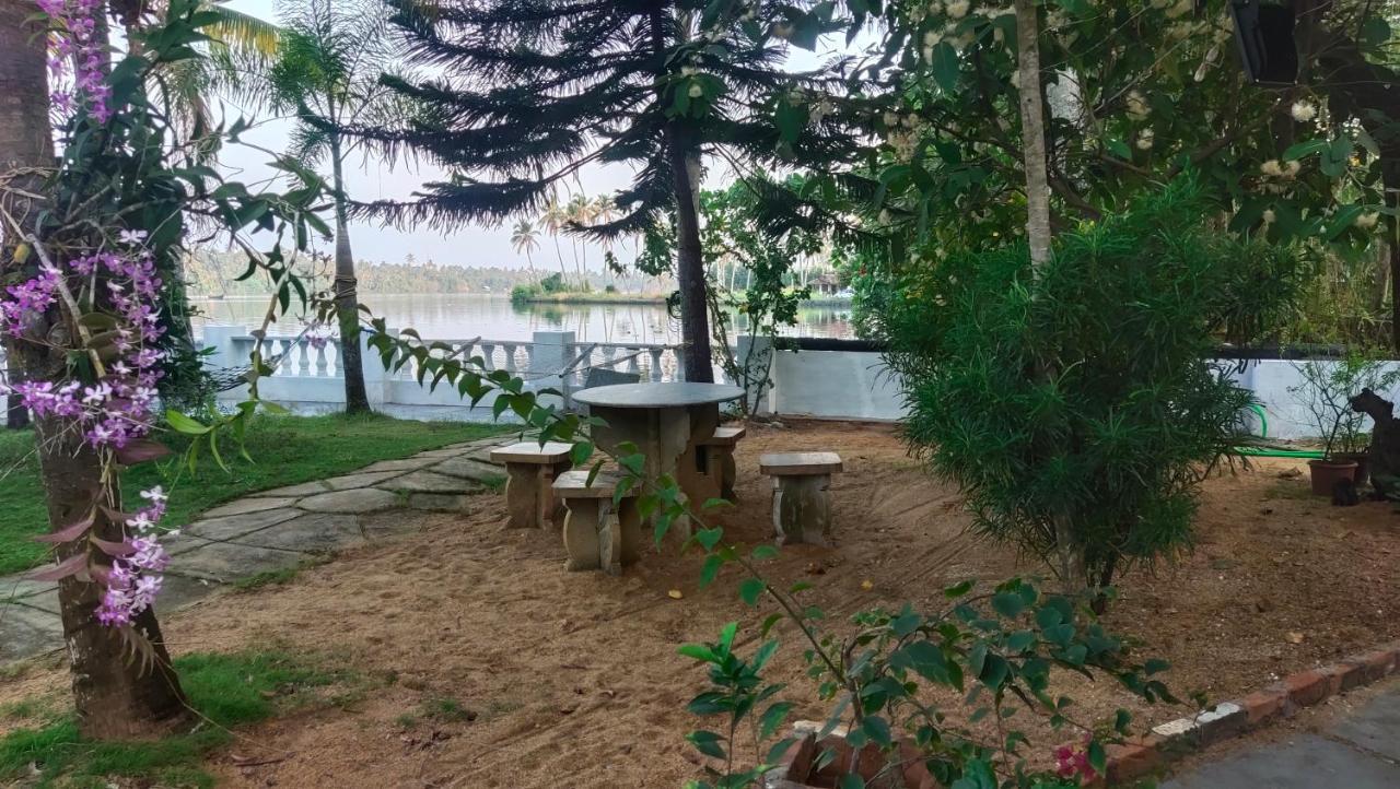 Ambadi'S Villa -Lake View Resort Pallipuram 외부 사진