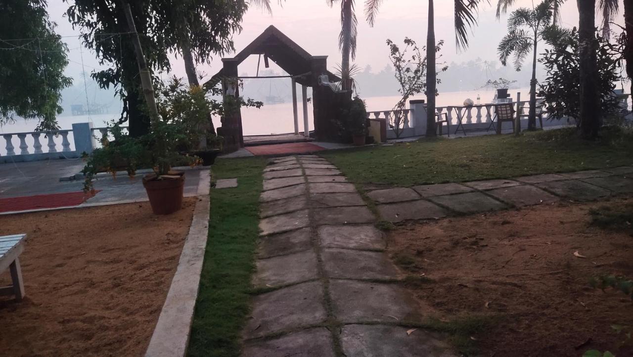 Ambadi'S Villa -Lake View Resort Pallipuram 외부 사진