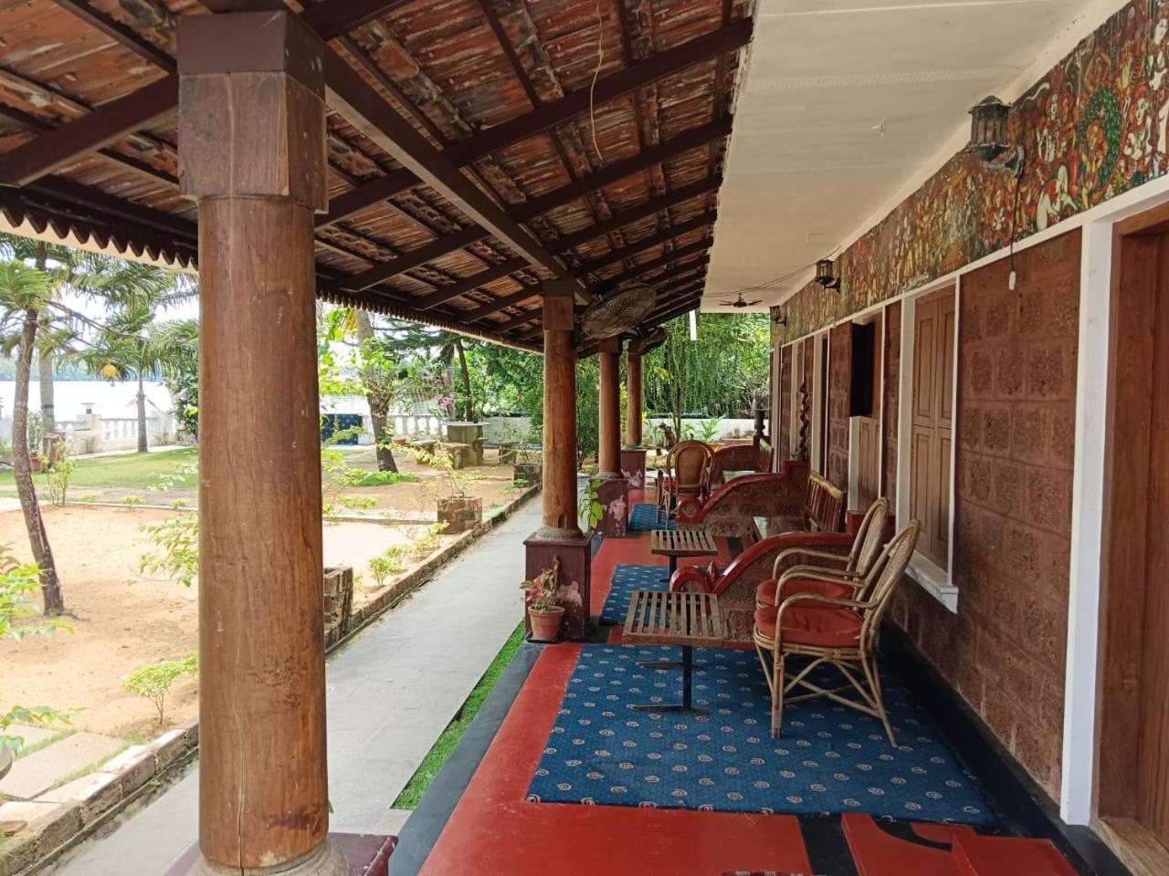 Ambadi'S Villa -Lake View Resort Pallipuram 외부 사진